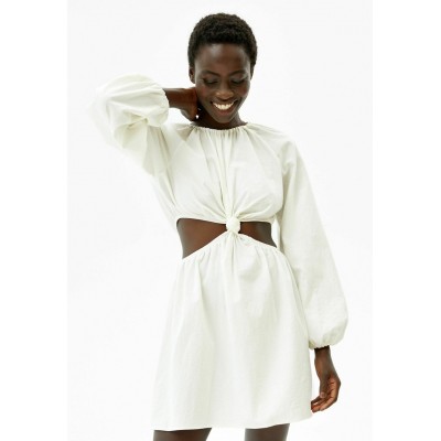 Kobiety DRESS | Bershka RUSTIC LONG SLEEVES AND CUT OUT DETAIL  - Sukienka letnia - off white/mleczny - BI33531