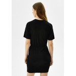 Kobiety DRESS | Bershka SHORT SLEEVE - Sukienka etui - black/czarny - JJ04696