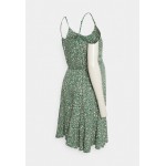 Kobiety DRESS | Pieces Maternity PMNYA SLIP BUTTON DRESS - Sukienka letnia - verdant greensplash/zielony - GU88626