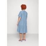 Kobiety DRESS | Vero Moda Curve VMPAULINA TIERED - Sukienka letnia - medium blue denim/niebieski - WP26748