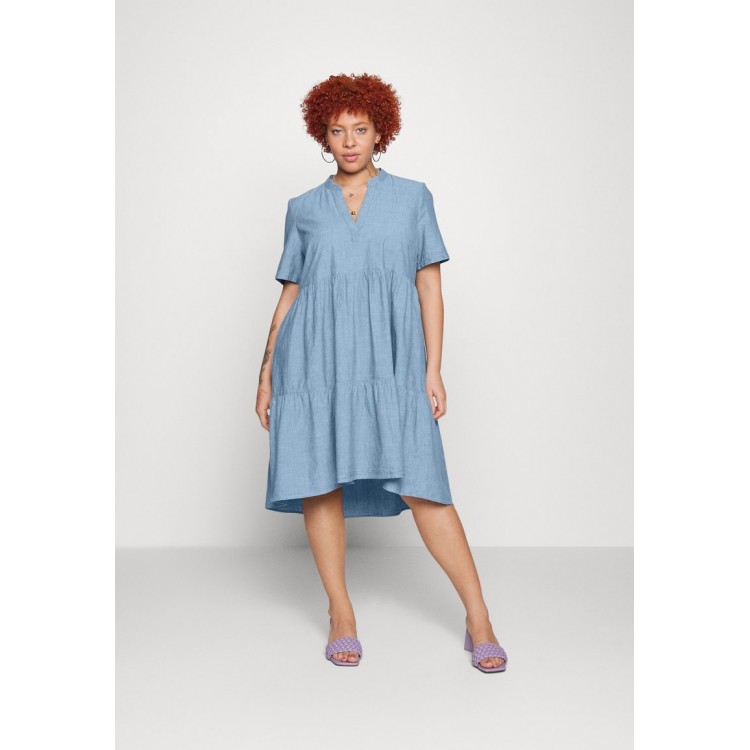 Kobiety DRESS | Vero Moda Curve VMPAULINA TIERED - Sukienka letnia - medium blue denim/niebieski - WP26748
