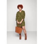 Kobiety SHIRT | ONLY Carmakoma CARLOLLIEMMA TUNDRA - Bluzka z długim rękawem - green moss/zielony - LB53080