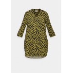 Kobiety SHIRT | ONLY Carmakoma CARLOLLIEMMA TUNDRA - Bluzka z długim rękawem - green moss/zielony - LB53080