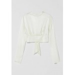 Kobiety T SHIRT TOP | Bershka LONG SLEEVE WITH BOW AT THE BACK - Bluzka z długim rękawem - off white/mleczny - SH89307