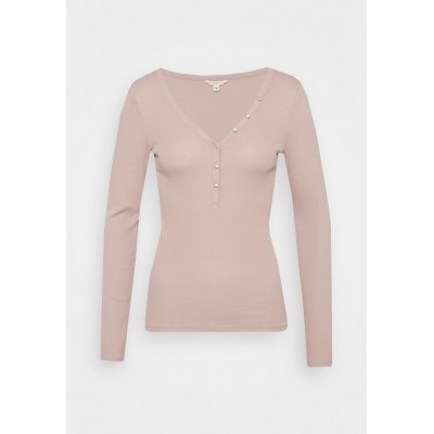 Kobiety T_SHIRT_TOP | Guess V NECK LOGO HENLEY TEE - Bluzka z długim rękawem - pink/taupe - ZR60087