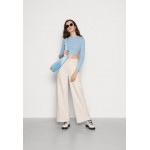 Kobiety T SHIRT TOP | Missguided ITEM LONG SLEEVE CROP - Bluzka z długim rękawem - blue/niebieski - NV42189