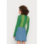 Kobiety T SHIRT TOP | NA-KD CROPPED TURTLE NECK TOP - Bluzka z długim rękawem - green print/zielony - WI11214