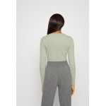 Kobiety T SHIRT TOP | Sweaty Betty HALLE BERRY HERA BODYSUIT - Bluzka z długim rękawem - chalk green/khaki - BC27433