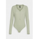 Kobiety T SHIRT TOP | Sweaty Betty HALLE BERRY HERA BODYSUIT - Bluzka z długim rękawem - chalk green/khaki - BC27433